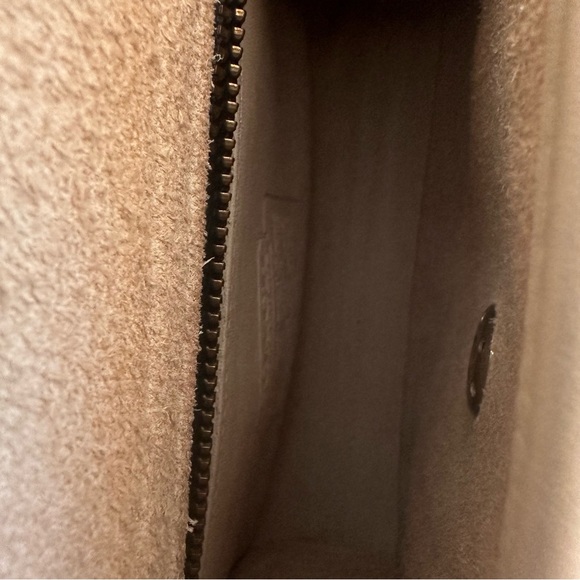 Vintage Coach Chrystie Crossbody 90s Small Handbag in Cream and Brass - Picture 8 of 10